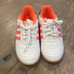 Youth indoor soccer cleats